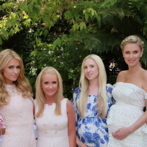 Paris Hilton a publié une photo de la baby-shower de sa soeur Nicky Hilton, enceinte d'une petite fille, sur sa page Instagram. L'événement s'est déroulé vendredi 13 mai dans les jardins de l'hôtel Bel Air à Beverly Hills. Les parents de la future maman, Richard et Kathy Hilton, étaient présents de même que sa tante Kim Richards et La Toya Jackson.