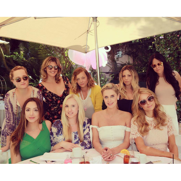 Paris Hilton a publié une photo de la baby-shower de sa soeur Nicky Hilton, enceinte d'une petite fille, sur sa page Instagram. L'événement s'est déroulé vendredi 13 mai dans les jardins de l'hôtel Bel Air à Beverly Hills. Les parents de la future maman, Richard et Kathy Hilton, étaient présents de même que sa tante Kim Richards et La Toya Jackson.