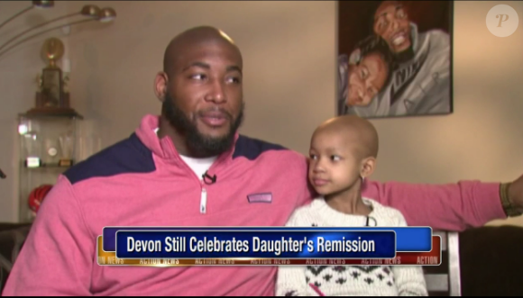Devon Still et sa fille Leah en 2015, alors en rémission de sa tumeur. Le footballeur des Bengals en NFL s'était rasé la tête pour soutenir sa fille dans son traitement contre le cancer.