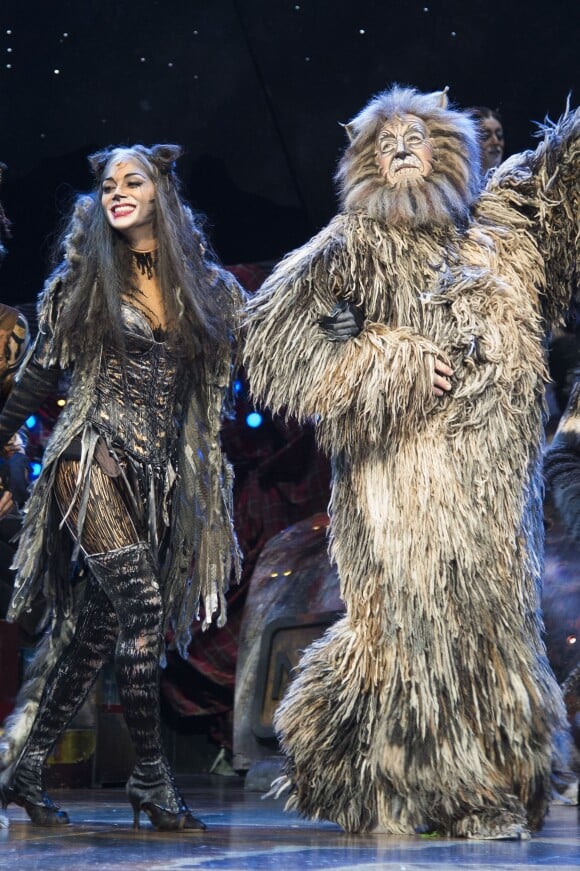 La chanteuse Nicole Scherzinger sur le filage de la comédie musicale "Cats" à Londres le 11 décembre 2014.