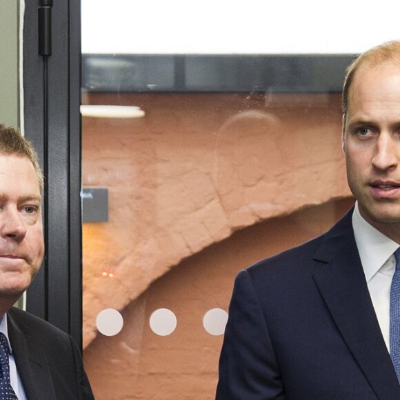 Le prince William, duc de Cambridge, était le 13 mai 2016 en visite dans les locaux de l'organisation "The Passage", qui porte assistance aux sans-abri, à Londres. A l'occasion de sa visite, il a reçu en cadeau une photo qu'il ne connaissait pas datant de sa visite en 1994 au même endroit avec sa mère la princesse Diana et son frère le prince Harry.