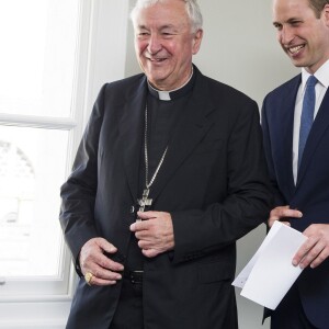 Le prince William, duc de Cambridge, était le 13 mai 2016 en visite dans les locaux de l'organisation "The Passage", qui porte assistance aux sans-abri, à Londres. A l'occasion de sa visite, il a reçu en cadeau une photo qu'il ne connaissait pas datant de sa visite en 1994 au même endroit avec sa mère la princesse Diana et son frère le prince Harry.