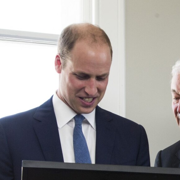 Le prince William, duc de Cambridge, était le 13 mai 2016 en visite dans les locaux de l'organisation "The Passage", qui porte assistance aux sans-abri, à Londres. A l'occasion de sa visite, il a reçu en cadeau une photo qu'il ne connaissait pas datant de sa visite en 1994 au même endroit avec sa mère la princesse Diana et son frère le prince Harry.