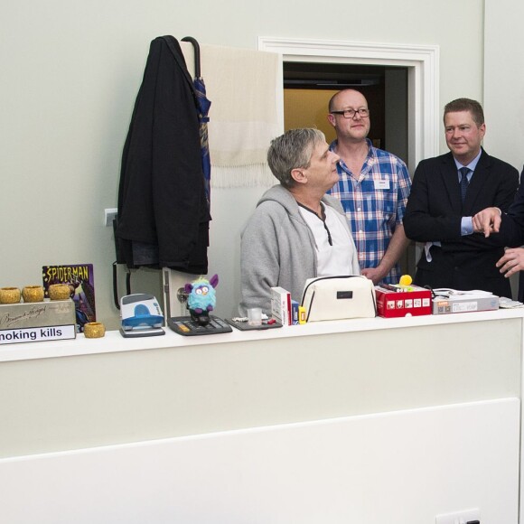 Le prince William, duc de Cambridge, était le 13 mai 2016 en visite dans les locaux de l'organisation "The Passage", qui porte assistance aux sans-abri, à Londres. A l'occasion de sa visite, il a reçu en cadeau une photo qu'il ne connaissait pas datant de sa visite en 1994 au même endroit avec sa mère la princesse Diana et son frère le prince Harry.