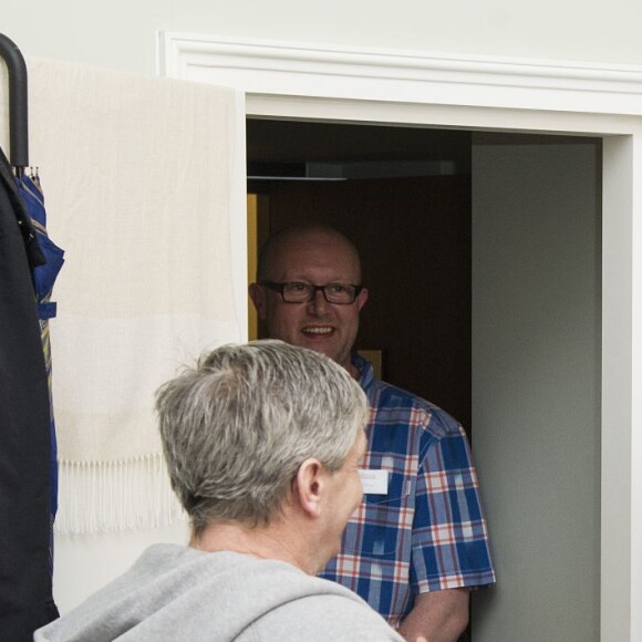 Le prince William, duc de Cambridge, était le 13 mai 2016 en visite dans les locaux de l'organisation "The Passage", qui porte assistance aux sans-abri, à Londres. A l'occasion de sa visite, il a reçu en cadeau une photo qu'il ne connaissait pas datant de sa visite en 1994 au même endroit avec sa mère la princesse Diana et son frère le prince Harry.