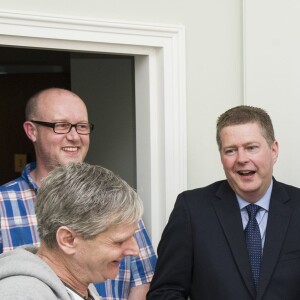 Le prince William, duc de Cambridge, était le 13 mai 2016 en visite dans les locaux de l'organisation "The Passage", qui porte assistance aux sans-abri, à Londres. A l'occasion de sa visite, il a reçu en cadeau une photo qu'il ne connaissait pas datant de sa visite en 1994 au même endroit avec sa mère la princesse Diana et son frère le prince Harry.