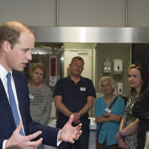 Le prince William, duc de Cambridge, était le 13 mai 2016 en visite dans les locaux de l'organisation "The Passage", qui porte assistance aux sans-abri, à Londres. A l'occasion de sa visite, il a reçu en cadeau une photo qu'il ne connaissait pas datant de sa visite en 1994 au même endroit avec sa mère la princesse Diana et son frère le prince Harry.
