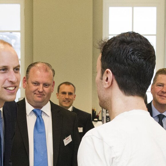 Le prince William, duc de Cambridge, était le 13 mai 2016 en visite dans les locaux de l'organisation "The Passage", qui porte assistance aux sans-abri, à Londres. A l'occasion de sa visite, il a reçu en cadeau une photo qu'il ne connaissait pas datant de sa visite en 1994 au même endroit avec sa mère la princesse Diana et son frère le prince Harry.