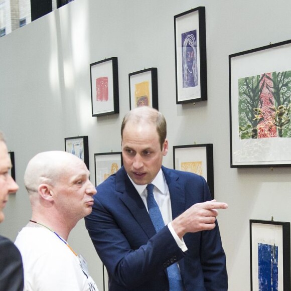 Le prince William, duc de Cambridge, était le 13 mai 2016 en visite dans les locaux de l'organisation "The Passage", qui porte assistance aux sans-abri, à Londres. A l'occasion de sa visite, il a reçu en cadeau une photo qu'il ne connaissait pas datant de sa visite en 1994 au même endroit avec sa mère la princesse Diana et son frère le prince Harry.