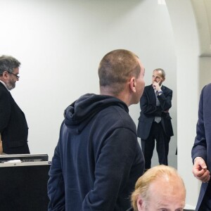 Le prince William, duc de Cambridge, était le 13 mai 2016 en visite dans les locaux de l'organisation "The Passage", qui porte assistance aux sans-abri, à Londres. A l'occasion de sa visite, il a reçu en cadeau une photo qu'il ne connaissait pas datant de sa visite en 1994 au même endroit avec sa mère la princesse Diana et son frère le prince Harry.