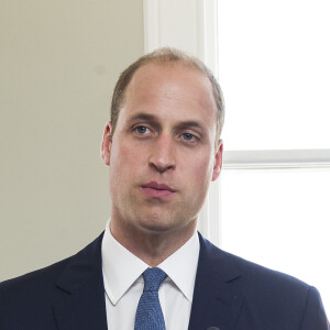 Le prince William, duc de Cambridge, était le 13 mai 2016 en visite dans les locaux de l'organisation "The Passage", qui porte assistance aux sans-abri, à Londres. A l'occasion de sa visite, il a reçu en cadeau une photo qu'il ne connaissait pas datant de sa visite en 1994 au même endroit avec sa mère la princesse Diana et son frère le prince Harry.