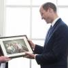 Le prince William, duc de Cambridge, était le 13 mai 2016 en visite dans les locaux de l'organisation "The Passage", qui porte assistance aux sans-abri, à Londres. A l'occasion de sa visite, il a reçu en cadeau une photo qu'il ne connaissait pas datant de sa visite en 1994 au même endroit avec sa mère la princesse Diana et son frère le prince Harry.
