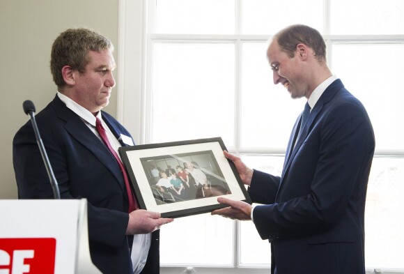 Le prince William, duc de Cambridge, était le 13 mai 2016 en visite dans les locaux de l'organisation "The Passage", qui porte assistance aux sans-abri, à Londres. A l'occasion de sa visite, il a reçu en cadeau une photo qu'il ne connaissait pas datant de sa visite en 1994 au même endroit avec sa mère la princesse Diana et son frère le prince Harry.