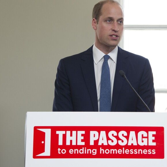 Le prince William, duc de Cambridge, était le 13 mai 2016 en visite dans les locaux de l'organisation "The Passage", qui porte assistance aux sans-abri, à Londres. A l'occasion de sa visite, il a reçu en cadeau une photo qu'il ne connaissait pas datant de sa visite en 1994 au même endroit avec sa mère la princesse Diana et son frère le prince Harry.