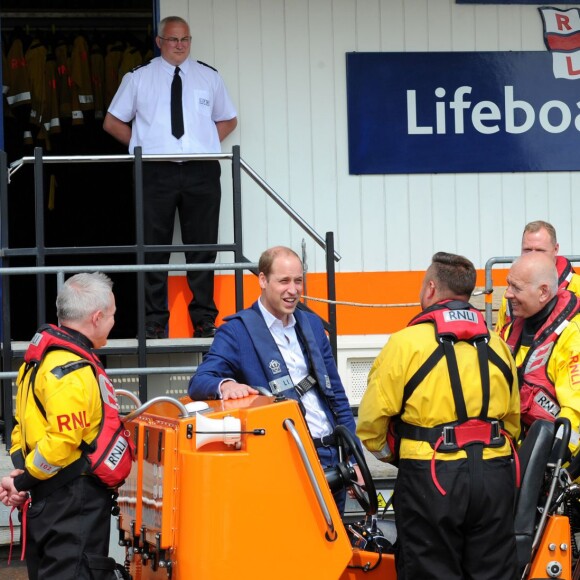 Le prince William, duc de Cambridge, visite le Lifeboat Pier lors du lancement de la campagne de prévention du suicide masculin du service d'urgences Emergency Services & Transport Industry Coalition à Londres, le 12 mai 2016.