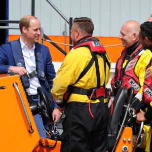 Le prince William, duc de Cambridge, visite le Lifeboat Pier lors du lancement de la campagne de prévention du suicide masculin du service d'urgences Emergency Services & Transport Industry Coalition à Londres, le 12 mai 2016.