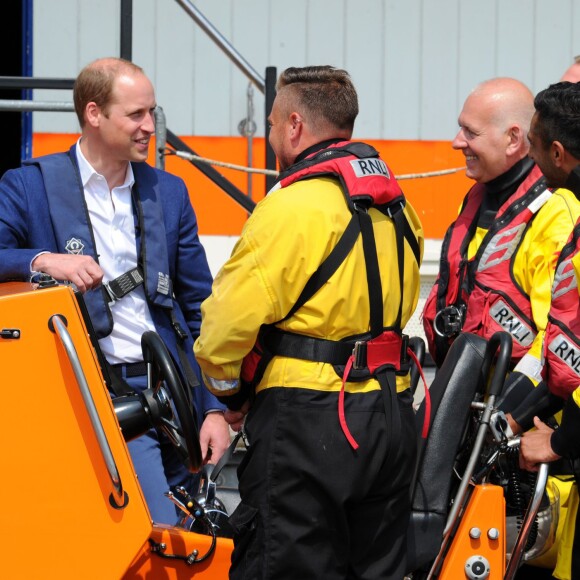 Le prince William, duc de Cambridge, visite le Lifeboat Pier lors du lancement de la campagne de prévention du suicide masculin du service d'urgences Emergency Services & Transport Industry Coalition à Londres, le 12 mai 2016.