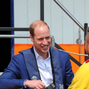 Le prince William, duc de Cambridge, visite le Lifeboat Pier lors du lancement de la campagne de prévention du suicide masculin du service d'urgences Emergency Services & Transport Industry Coalition à Londres, le 12 mai 2016.