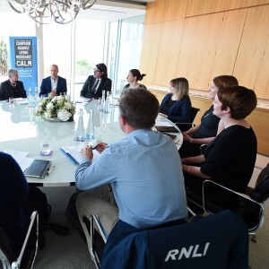 Le prince William, duc de Cambridge, visite le Lifeboat Pier lors du lancement de la campagne de prévention du suicide masculin du service d'urgences Emergency Services & Transport Industry Coalition à Londres, le 12 mai 2016.