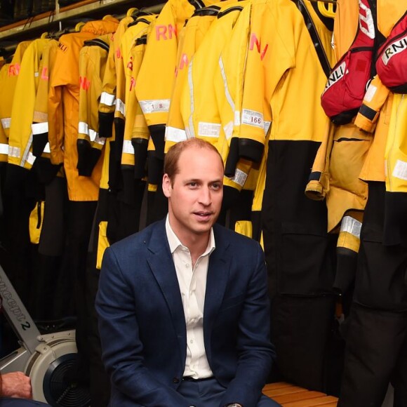 Le prince William, duc de Cambridge, visite le Lifeboat Pier lors du lancement de la campagne de prévention du suicide masculin du service d'urgences Emergency Services & Transport Industry Coalition à Londres, le 12 mai 2016.