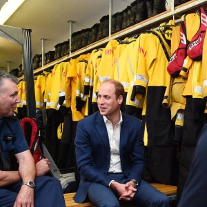 Le prince William, duc de Cambridge, visite le Lifeboat Pier lors du lancement de la campagne de prévention du suicide masculin du service d'urgences Emergency Services & Transport Industry Coalition à Londres, le 12 mai 2016.