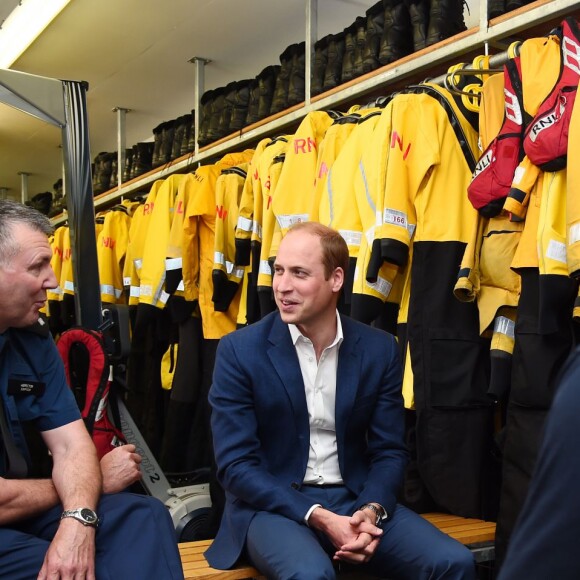 Le prince William, duc de Cambridge, visite le Lifeboat Pier lors du lancement de la campagne de prévention du suicide masculin du service d'urgences Emergency Services & Transport Industry Coalition à Londres, le 12 mai 2016.