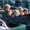 Les princes William et Harry avec leur mère Lady Diana dans un parc d'attractions en juillet 1994.