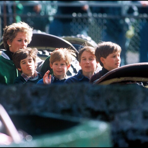 Les princes William et Harry avec leur mère Lady Diana dans un parc d'attractions en juillet 1994.