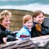 Lady Diana et ses fils le prince Harry et le prince William au parc d'attractions Thorpe en avril 1993