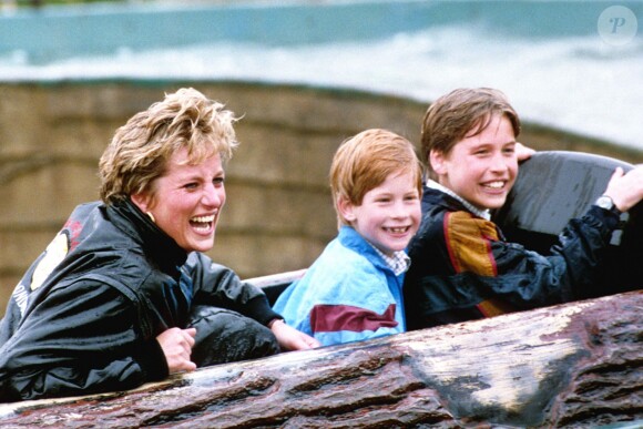 Lady Diana et ses fils le prince Harry et le prince William au parc d'attractions Thorpe en avril 1993