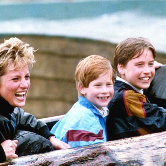 Lady Diana et ses fils le prince Harry et le prince William au parc d'attractions Thorpe en avril 1993