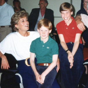 Lady Diana avec ses fils le prince William (11 ans) et le prince Harry (9 ans) début 1994 lors d'une visite à l'association The Passage, créée en 1980 à Londres pour venir en aide aux sans-abri. Une photo que William n'avait jamais vue jusqu'à ce qu'on la lui offre lors de sa visite à The Passage... le 13 mai 2016.