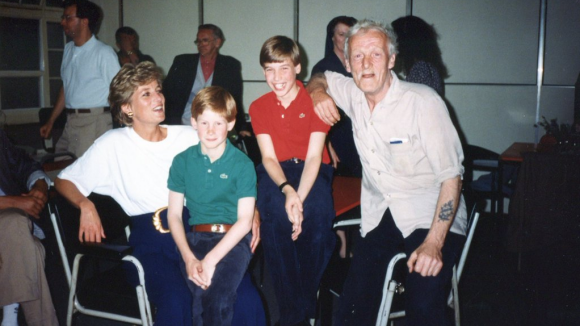 Prince William : Une photo d'enfance avec Lady Diana fait remonter ses souvenirs
