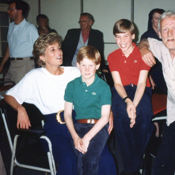 Lady Diana avec ses fils le prince William (11 ans) et le prince Harry (9 ans) début 1994 lors d'une visite à l'association The Passage, créée en 1980 à Londres pour venir en aide aux sans-abri. Une photo que William n'avait jamais vue jusqu'à ce qu'on la lui offre lors de sa visite à The Passage... le 13 mai 2016.