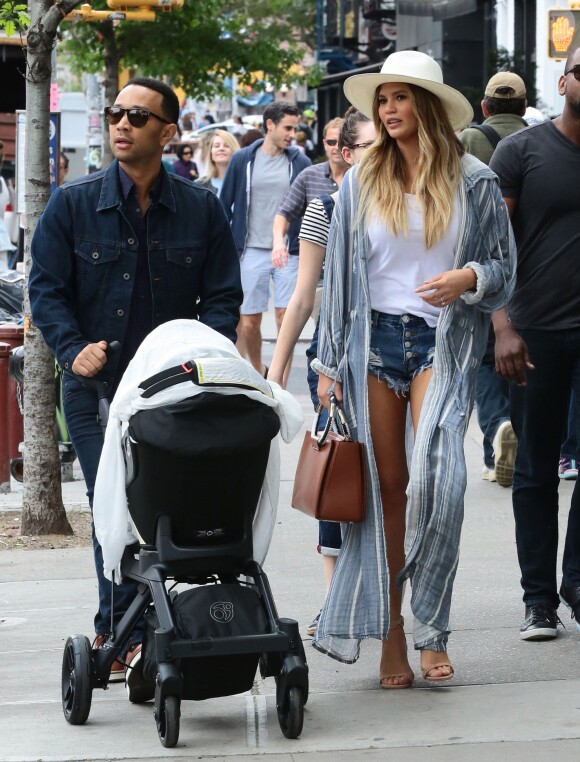 Chrissy Teigen, son mari John Legend et leur fille Luna à New York. Le 14 mai 2016.