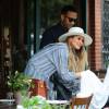 Chrissy Teigen, son mari John Legend et leur fille Luna déjeunent dans un restaurant new-yorkais. New York, le 14 mai 2016.