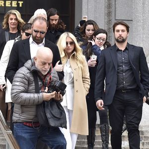 La chanteuse Kesha quitte la cour de New York après son audition dans l'affaire qui l'oppose à Dr Luke, le 19 février 2016. Sony empêche Kesha de changer de maison de disque et veut l'obliger à faire les 3 prochains albums avec Dr. Luke, comme l'exige son contrat, alors que la chanteuse prétend que l'homme l'a agressée sexuellement.