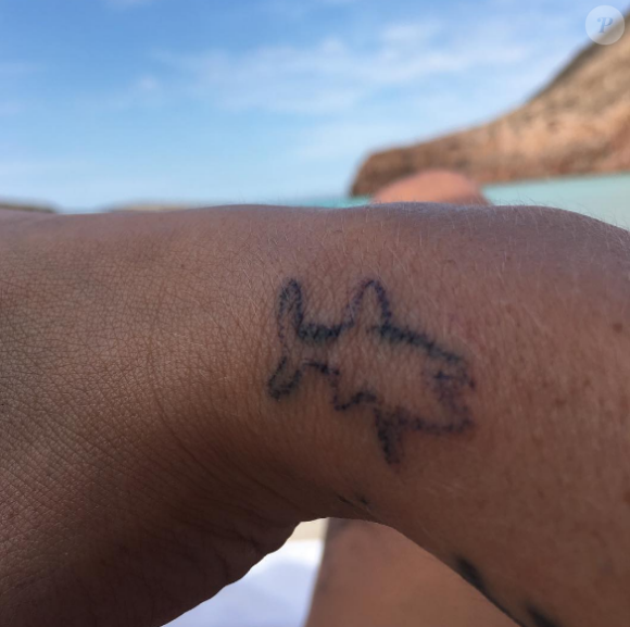 Kesha s'est fait tatouer pendant ses récentes vacances au Mexique, photo publiée sur sa page Instagram le 15 mai 2016