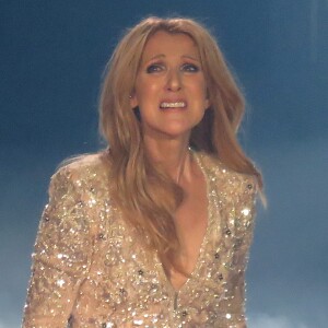 Semi-exclusif - Prix spécial - Un peu plus d'un mois après le décès de son mari René Angélil, Céline Dion est remontée sur scène au Caesars Palace à Las Vegas le 23 février 2016. Elle en a profité pour rendre un vibrant hommage à l'homme de sa vie. La chanteuse en deuil a décidé d'interpréter une de ses chansons "All by Myself" mais après avoir atteint la fameuse note, très émue, la voix tremblante, elle n'a pu retenir ses larmes avant la fin de son interprétation, elle a donc quitté la scène car l'émotion était trop forte.  Semi-exclusive - No Web - No Blog - For Germany call for price - A little over a month after the death of her husband Rene Angelil, Celine Dion is back up on stage at Caesarss Palace in Las Vegas on February 23, 2016. She took the opportunity to pay tribute to the man of her life. The grieving singer has decided to interpret one of her songs "All by Myself" but after reaching the famous note, very moved, trembling voice, she could not hold back his tears before the end of his performance, she therefore left the scene because the emotion was too strong.23/02/2016 - Las vegas