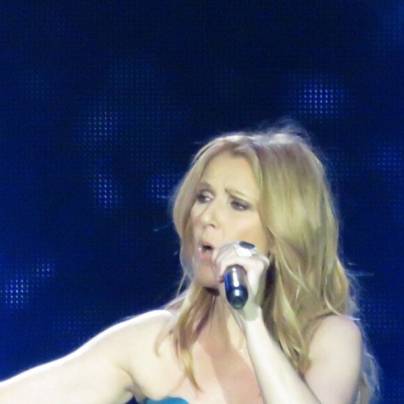 Semi-exclusif - Prix spécial - Un peu plus d'un mois après le décès de son mari René Angélil, Céline Dion est remontée sur scène au Caesars Palace à Las Vegas le 23 février 2016. Elle en a profité pour rendre un vibrant hommage à l'homme de sa vie. La chanteuse en deuil a décidé d'interpréter une de ses chansons "All by Myself" mais après avoir atteint la fameuse note, très émue, la voix tremblante, elle n'a pu retenir ses larmes avant la fin de son interprétation, elle a donc quitté la scène car l'émotion était trop forte.  Semi-exclusive - No Web - No Blog - For Germany call for price - A little over a month after the death of her husband Rene Angelil, Celine Dion is back up on stage at Caesarss Palace in Las Vegas on February 23, 2016. She took the opportunity to pay tribute to the man of her life. The grieving singer has decided to interpret one of her songs "All by Myself" but after reaching the famous note, very moved, trembling voice, she could not hold back his tears before the end of his performance, she therefore left the scene because the emotion was too strong.23/02/2016 - Las vegas