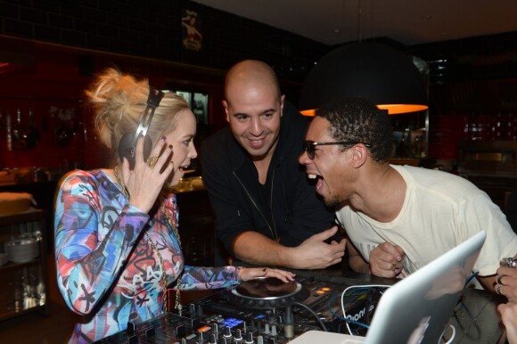 Archives - Enora Malagré aux platines à côté du DJ Cut Killer et JoeyStarr lors de la "Soirée les filles de Paris" au restaurant La Gioia à Paris, le 21 mars 2013.