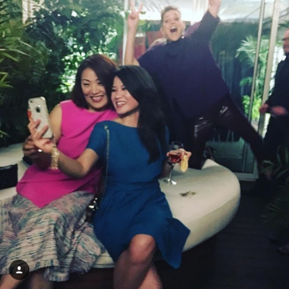 Marion Cotillard a posté une photo où on l'a voit s'incruster (faire du photobombing) sur le selfie de deux jeunes filles à Cannes - mai 2016