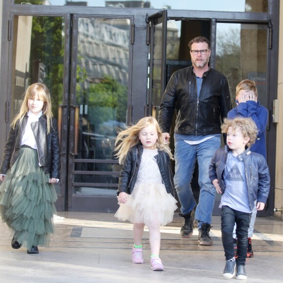 Semi-Exclusif - Tori Spelling, son mari Dean McDermott et leurs enfants Finn, Stella, Hattie et Liam sont allés chez Angelina rue de Rivoli puis se sont rendus au Café de L'homme à Paris, le 19 avril 2016.