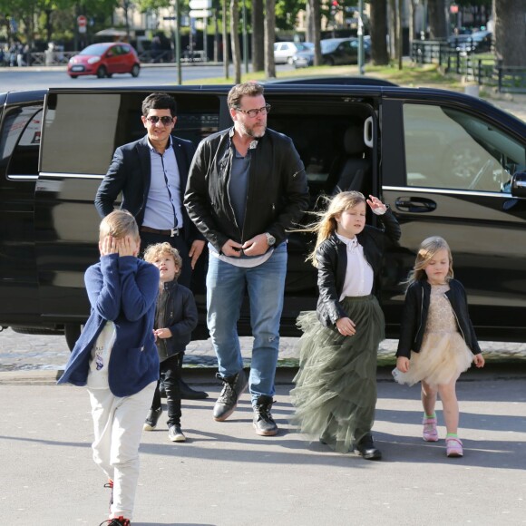 Semi-Exclusif - Tori Spelling, son mari Dean McDermott et leurs enfants Finn, Stella, Hattie et Liam sont allés chez Angelina rue de Rivoli puis se sont rendus au Café de L'homme à Paris, le 19 avril 2016.