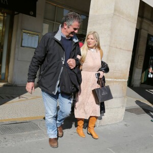 Semi-Exclusif - Tori Spelling, son mari Dean McDermott et leurs enfants Finn, Stella, Hattie et Liam sont allés chez Angelina rue de Rivoli puis se sont rendus au Café de L'homme à Paris, le 19 avril 2016.