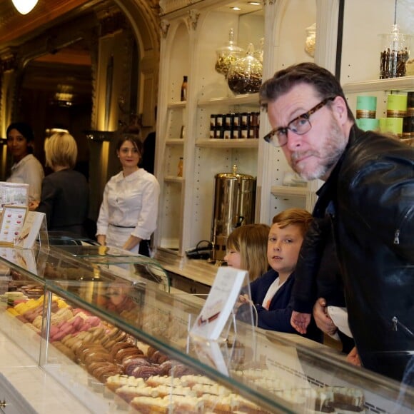 Semi-Exclusif - Tori Spelling, son mari Dean McDermott et leurs enfants Finn, Stella, Hattie et Liam sont allés chez Angelina rue de Rivoli puis se sont rendus au Café de L'homme à Paris, le 19 avril 2016.