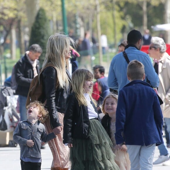 Semi-Exclusif - Tori Spelling, son mari Dean McDermott et leurs enfants Finn, Stella, Hattie et Liam sont allés chez Angelina rue de Rivoli puis se sont rendus au Café de L'homme à Paris, le 19 avril 2016.