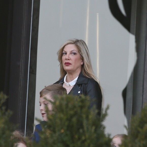 Semi-Exclusif - Tori Spelling, son mari Dean McDermott et leurs enfants Finn, Stella, Hattie et Liam sont allés chez Angelina rue de Rivoli puis se sont rendus au Café de L'homme à Paris, le 19 avril 2016.