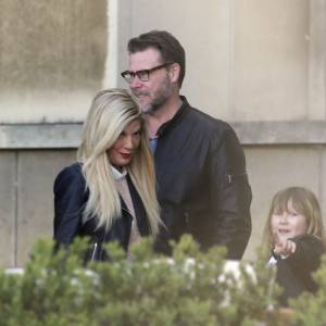 Semi-Exclusif - Tori Spelling, son mari Dean McDermott et leurs enfants Finn, Stella, Hattie et Liam sont allés chez Angelina rue de Rivoli puis se sont rendus au Café de L'homme à Paris, le 19 avril 2016.