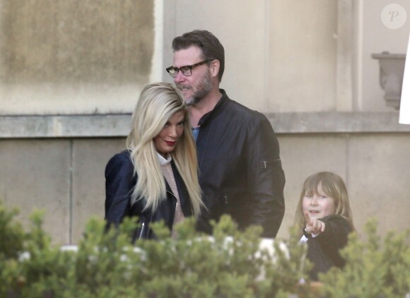 Semi-Exclusif - Tori Spelling, son mari Dean McDermott et leurs enfants Finn, Stella, Hattie et Liam sont allés chez Angelina rue de Rivoli puis se sont rendus au Café de L'homme à Paris, le 19 avril 2016.